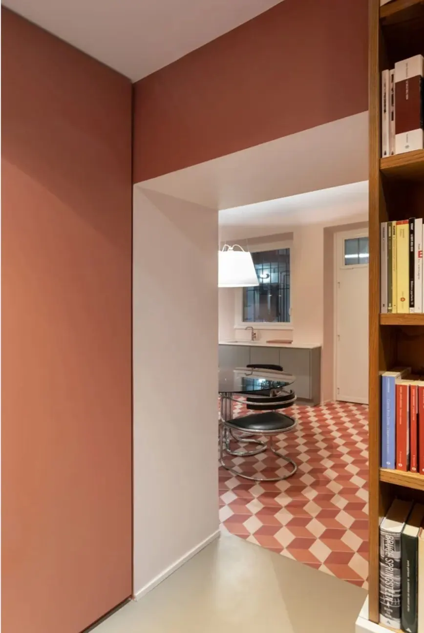 Casa Bertani: dettaglio delle vetrate interne e delle pareti in resina