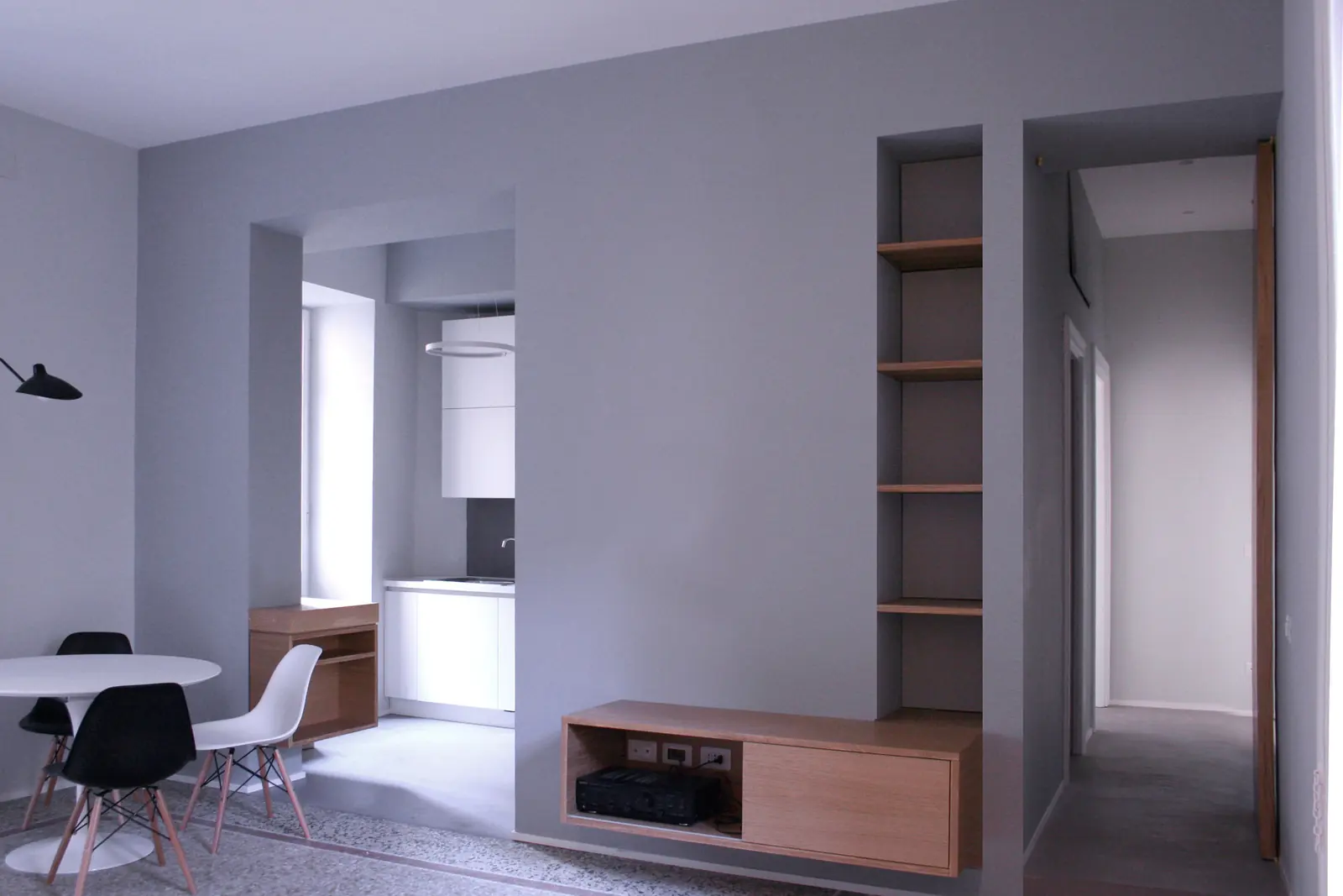 Casa Manzoni all'Esquilino: living con arredi su misura in legno e acciaio