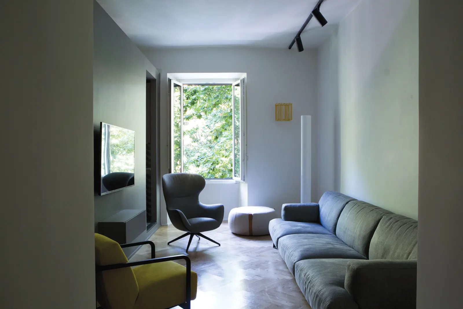 Casa Milizie: living con toni neutri scuri