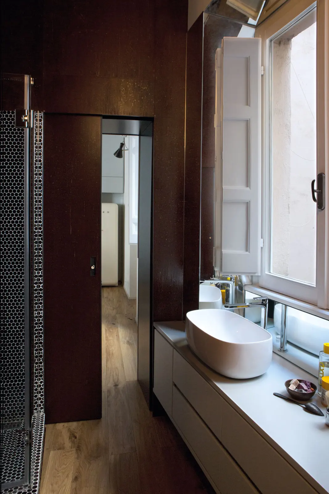 Casa Monti: cucina scura a contrasto
